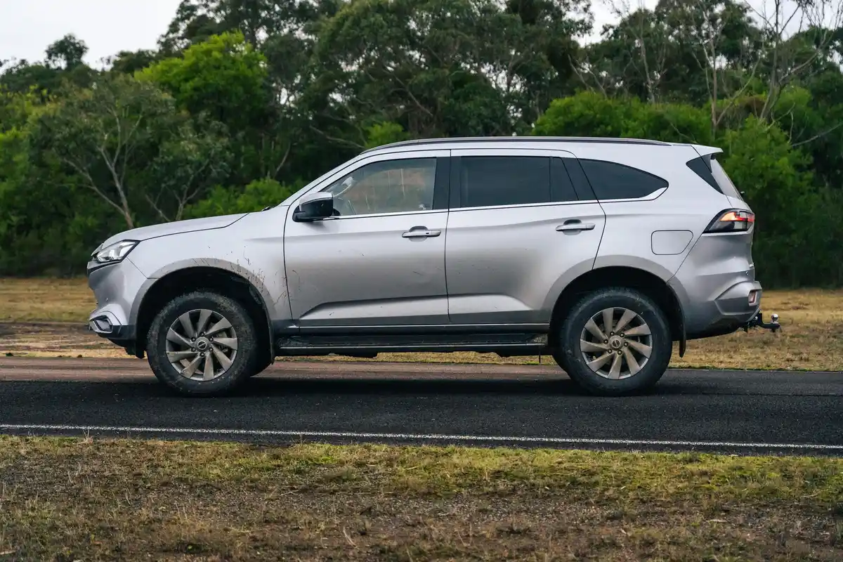 Isuzu Mu-X 7 chỗ màu trắng di chuyển trên đường cao tốc