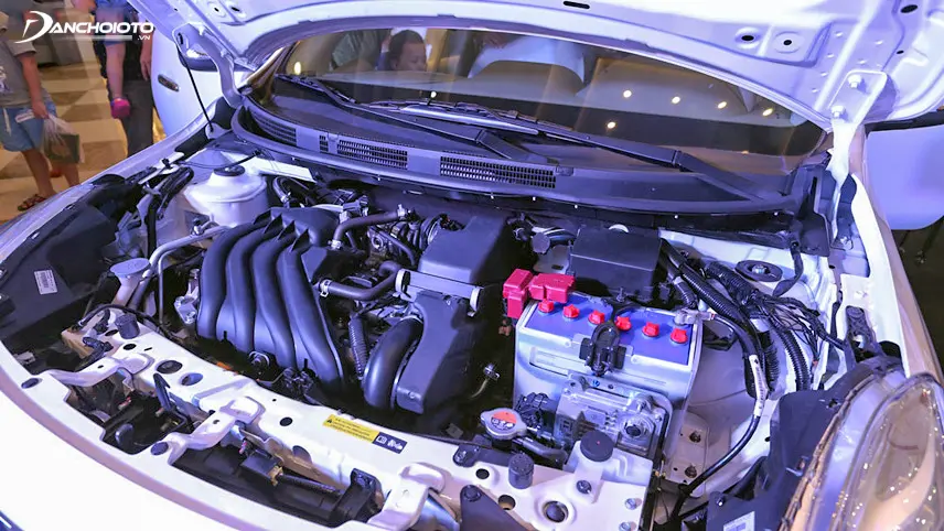Hình ảnh khoang động cơ Nissan Sunny cũ, hiển thị rõ động cơ HR15DE 1.5L.