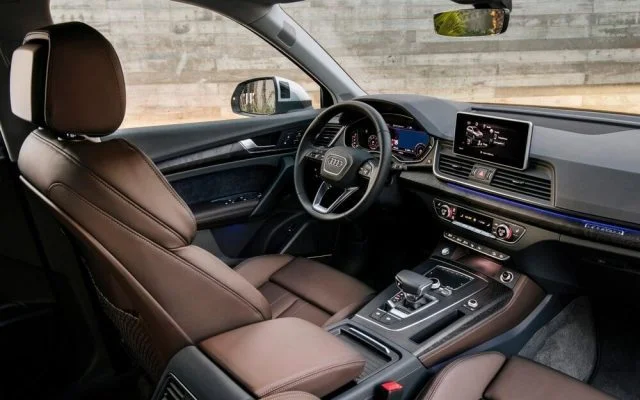 Nội thất Audi Q5 2020 với màn hình MMI và vô lăng thể thao