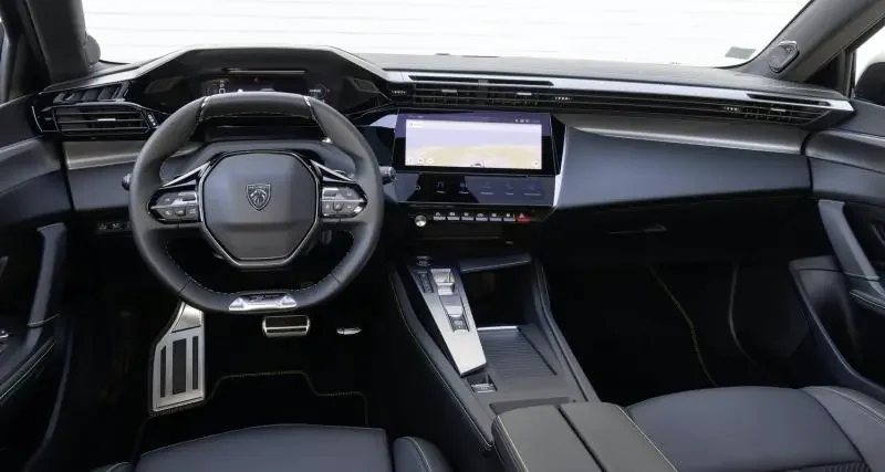 Nội thất Peugeot 408 2026 với màn hình trung tâm