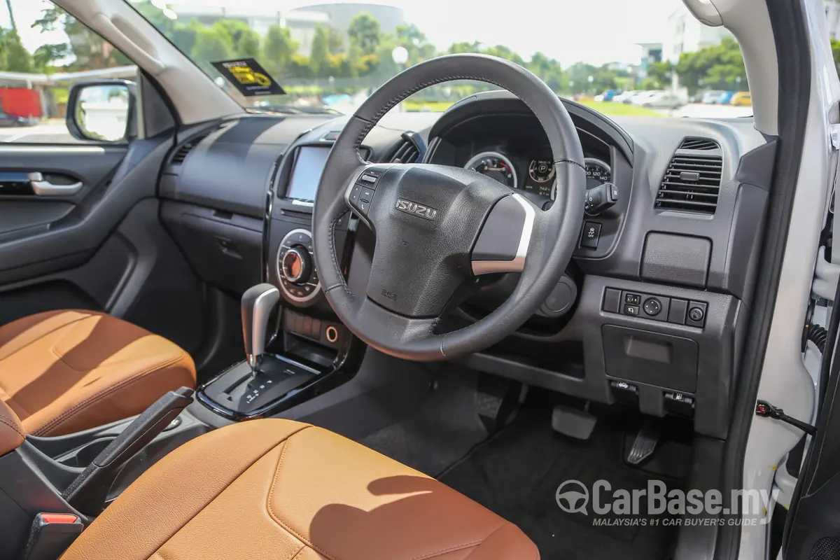 Nội thất cabin Isuzu D-Max 2016 màu đen