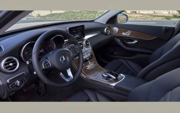 Nội thất Mercedes C250 với màn hình trung tâm và vô lăng đa chức năng.