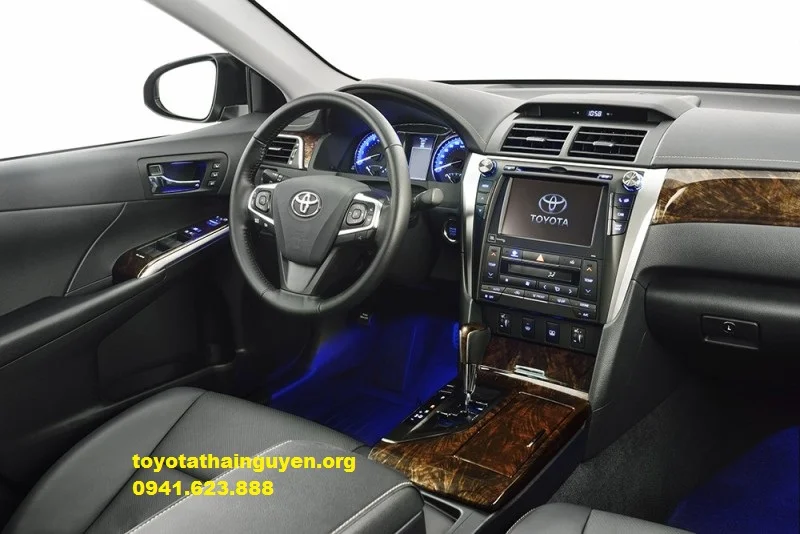 Nội thất Toyota Camry 2.0E 2016 với vô lăng và bảng điều khiển trung tâm