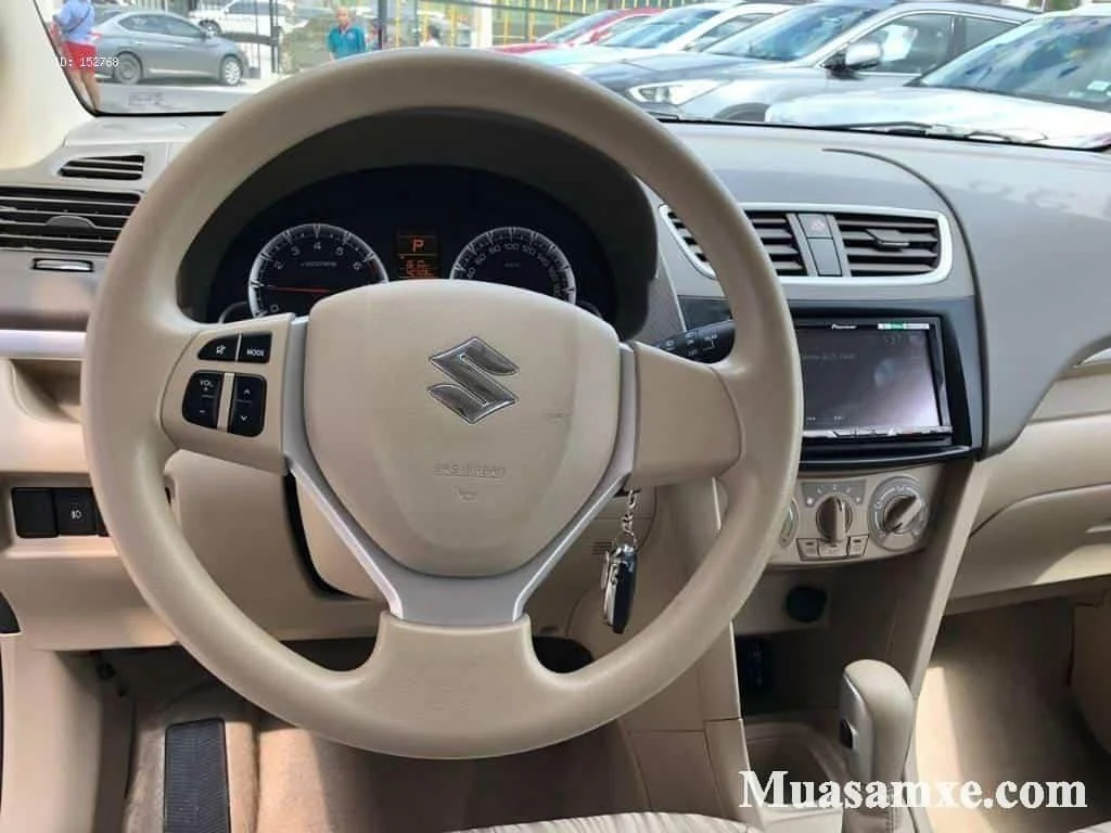 Hình ảnh nội thất Suzuki Ertiga 2019 từ ghế lái, với vô lăng, màn hình trung tâm và ghế ngồi.