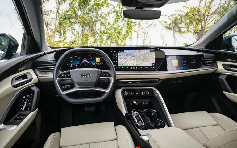 Nội thất Audi Q5 2026, màn hình MMI, vô lăng đa chức năng