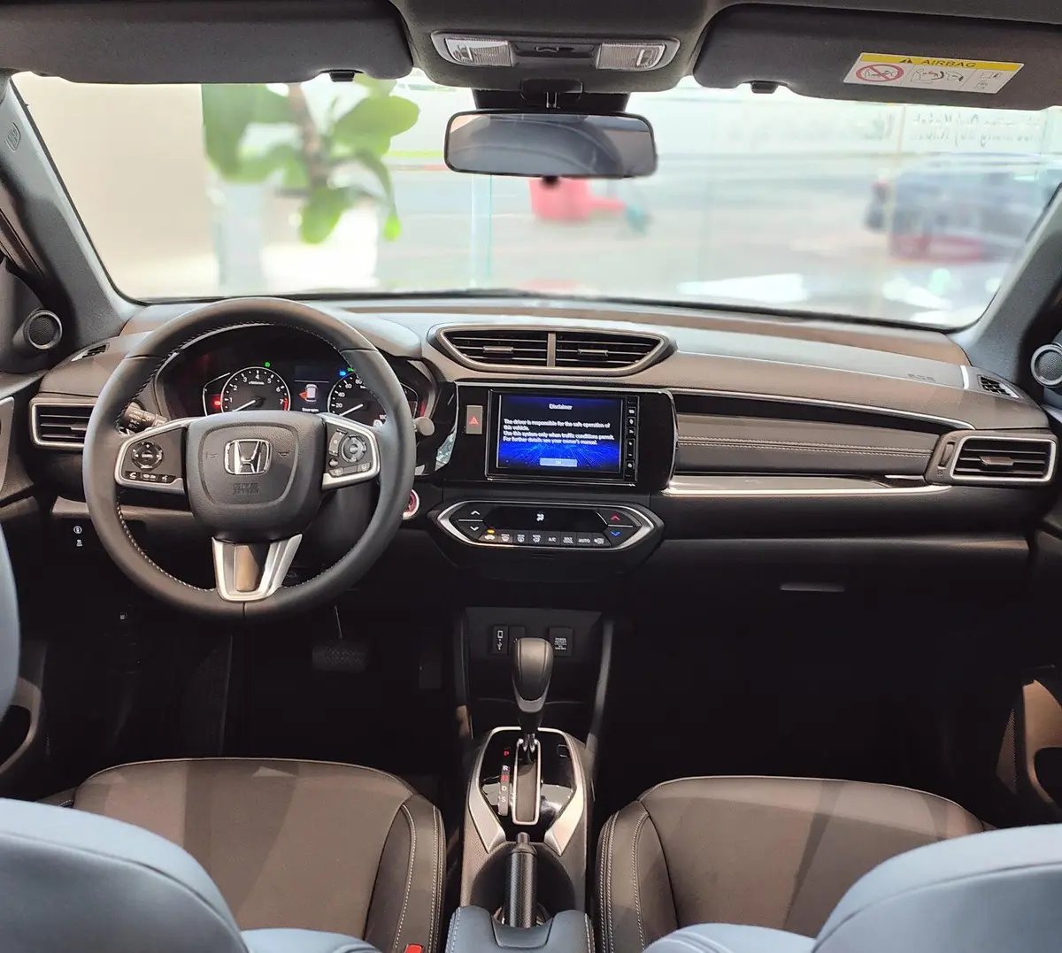 Nội thất xe Honda BR-V 2026 màu đen với ghế da, màn hình cảm ứng trung tâm và vô lăng đa chức năng.