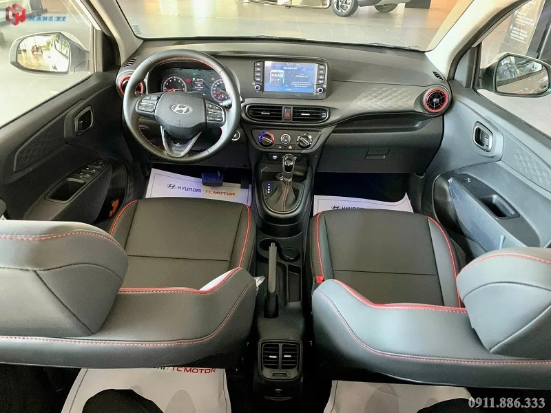 Hình ảnh nội thất Hyundai Grand i10 2026 thể hiện không gian rộng rãi và màn hình giải trí trung tâm