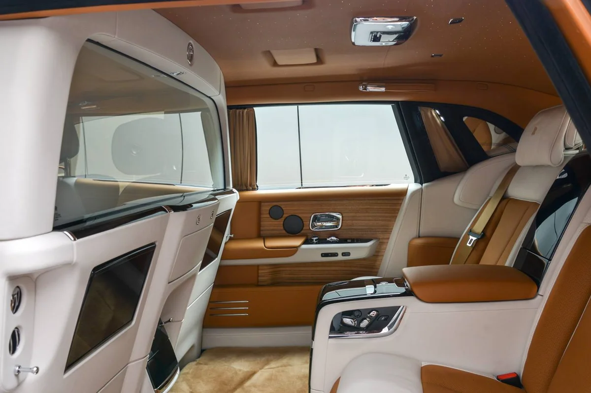 Hình ảnh nội thất sang trọng của Rolls-Royce, với các chi tiết gỗ, da cao cấp và màn hình kỹ thuật số được tích hợp tinh tế.