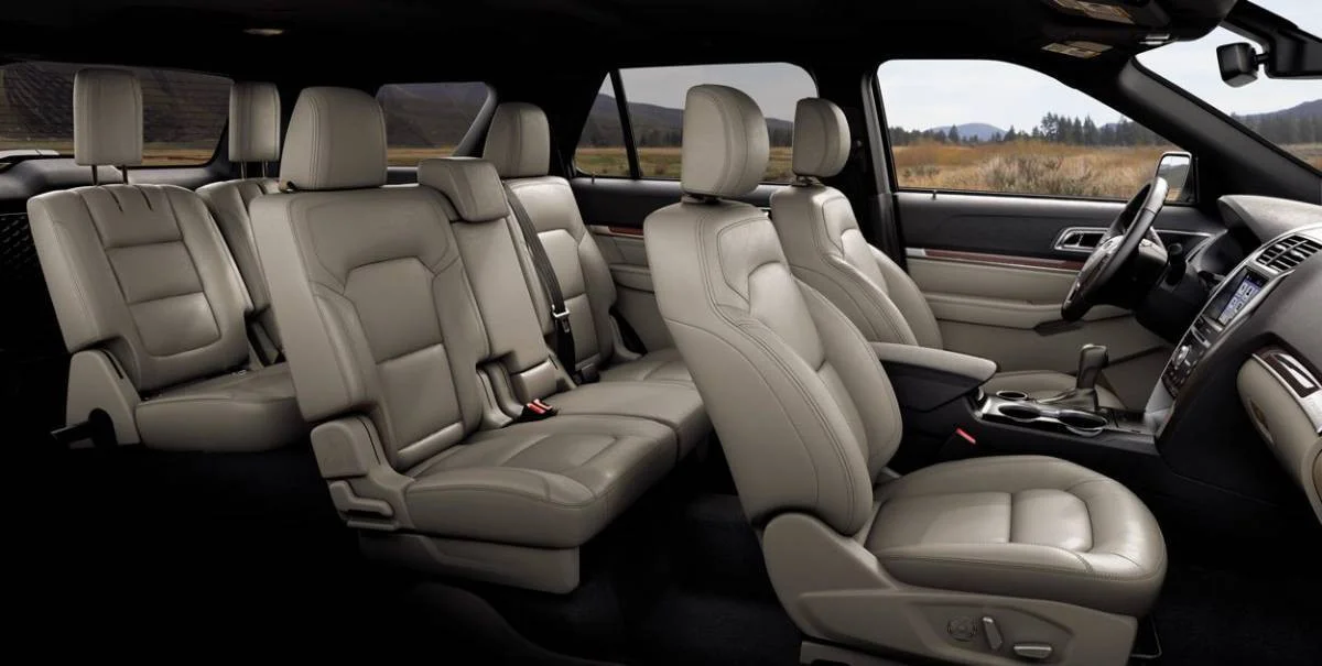 Hình ảnh nội thất Ford Explorer 2019, tập trung vào ghế da và bảng điều khiển trung tâm.