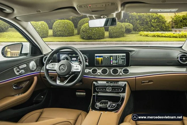 Nội thất Mercedes E300 AMG Line, vô lăng, màn hình MBUX, ghế da