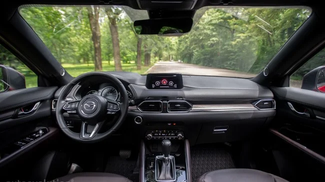 Hình ảnh nội thất Mazda CX-5 2019 với màn hình trung tâm và các chi tiết ốp gỗ.