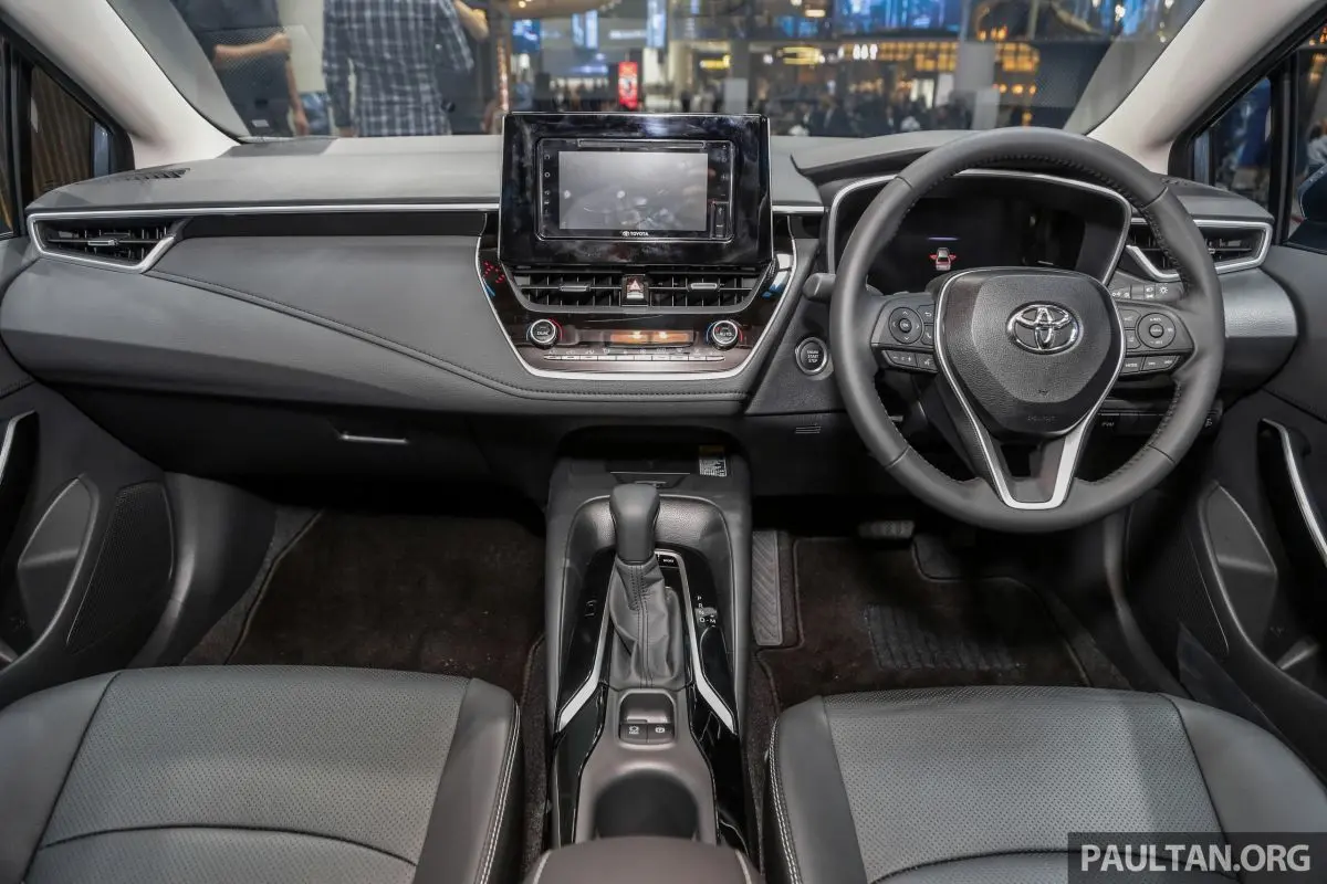 Nội thất bên trong xe Toyota Corolla Altis 2019 với màn hình cảm ứng.