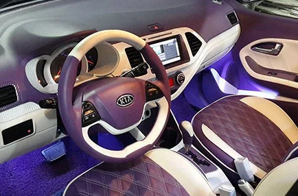Nội thất xe ô tô màu đen bọc da cao cấp, màn hình cảm ứng lớn và ánh sáng viền.