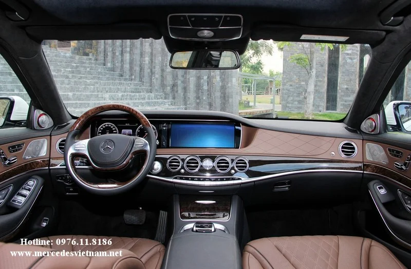 Hàng ghế sau Executive của Mercedes-Maybach S500 màu be, với màn hình giải trí, bàn làm việc và các nút điều khiển tiện nghi.