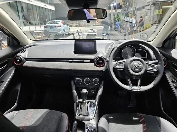 Khoang cabin Mazda 2 2024 với màn hình trung tâm và vô lăng đa chức năng