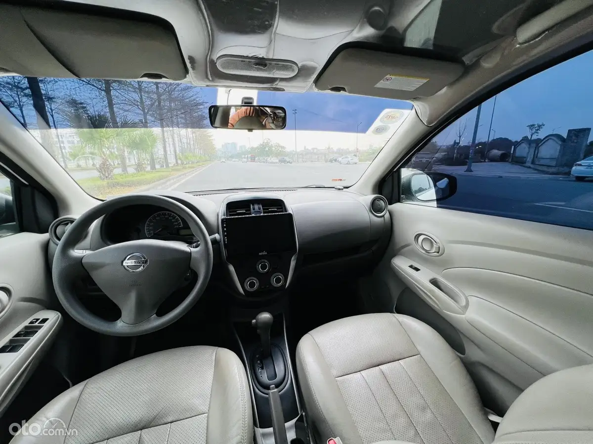 Hình ảnh nội thất của Nissan Sunny cũ, tập trung vào hàng ghế sau rộng rãi với nhiều khoảng để chân.