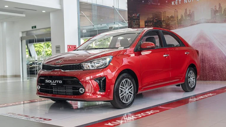 Hình ảnh xe Kia Soluto 2019 màu trắng chạy trên đường