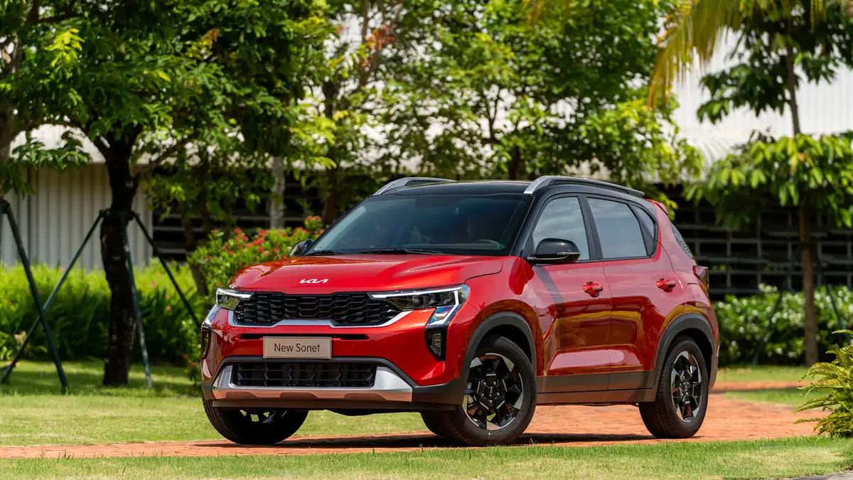 Hình ảnh xe Kia Sonet 2024 màu trắng, góc ¾ phía trước.