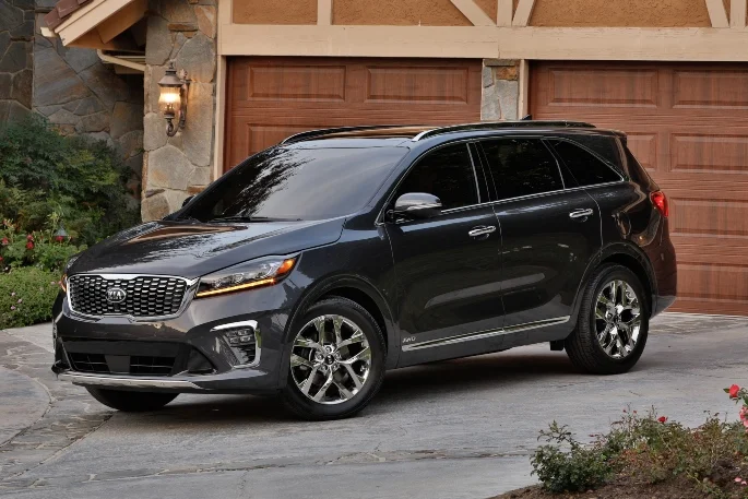 Hình ảnh xe Kia Sorento 2019 màu trắng hoặc bạc đang di chuyển trên đường