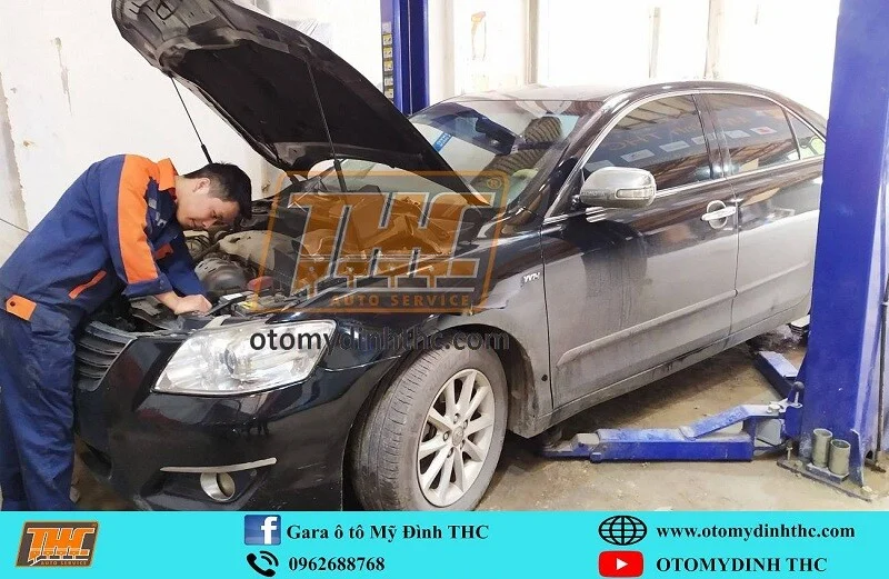 Kiểm tra chi tiết khoang động cơ Toyota Camry 2.0E 2016 đã qua sử dụng