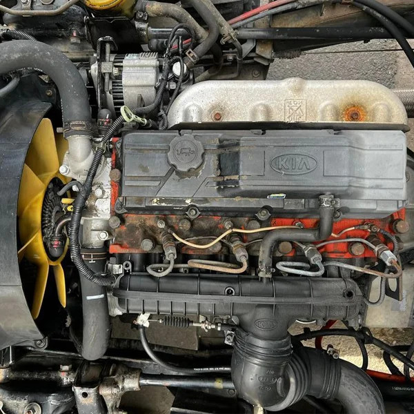 Hình ảnh động cơ diesel của một chiếc xe bán tải cũ, với các bộ phận được chú thích rõ ràng, thể hiện sự phức tạp của việc kiểm tra kỹ thuật.