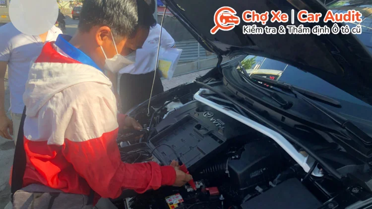 Chuyên gia đang kiểm tra động cơ xe Toyota Corolla 2019 cũ.