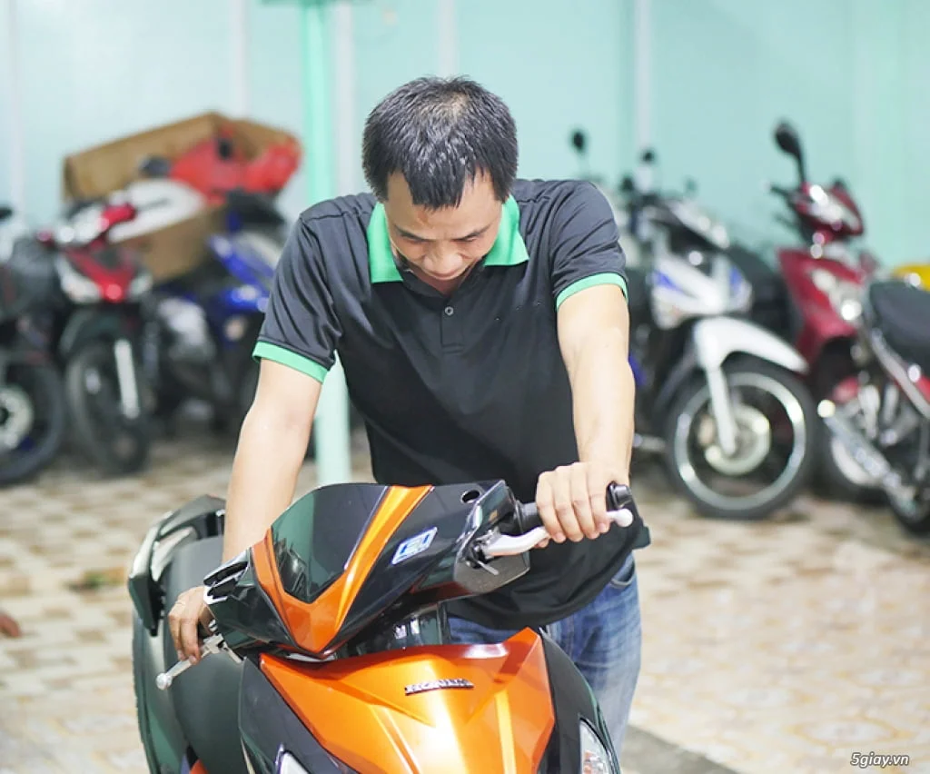 Chuyên gia đang kiểm tra động cơ xe ô tô cũ