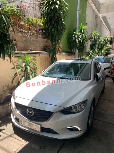 Hình ảnh thợ kỹ thuật đang kiểm tra kỹ lưỡng gầm xe Mazda 6 2016 trên cầu nâng, tập trung vào khung gầm và hệ thống treo.