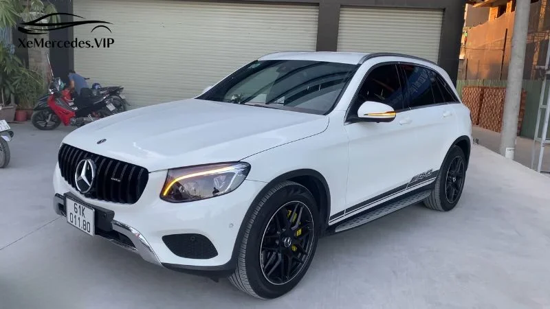 Hình ảnh người mua xe đang kiểm tra động cơ một chiếc Mercedes-Benz GLC 250 cũ