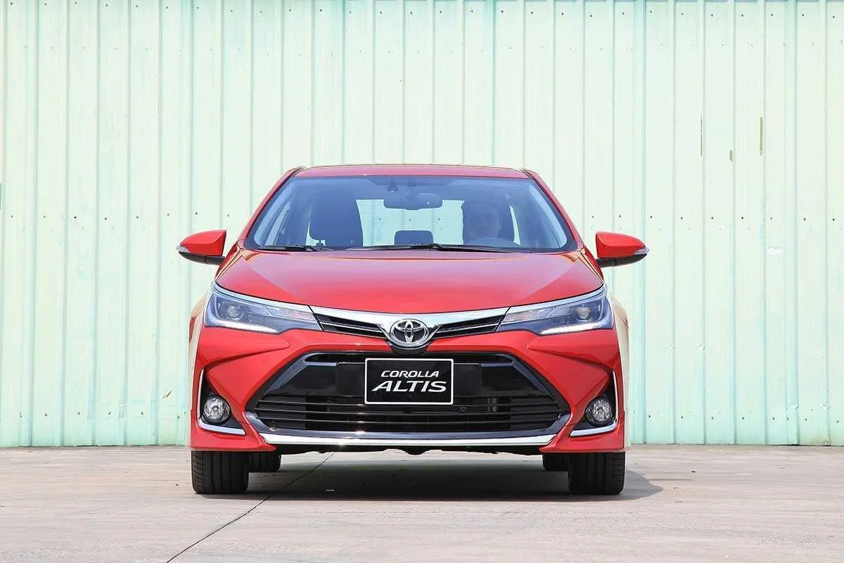 Một người đang kiểm tra bánh xe của chiếc Toyota Corolla Altis 2019 đã qua sử dụng.