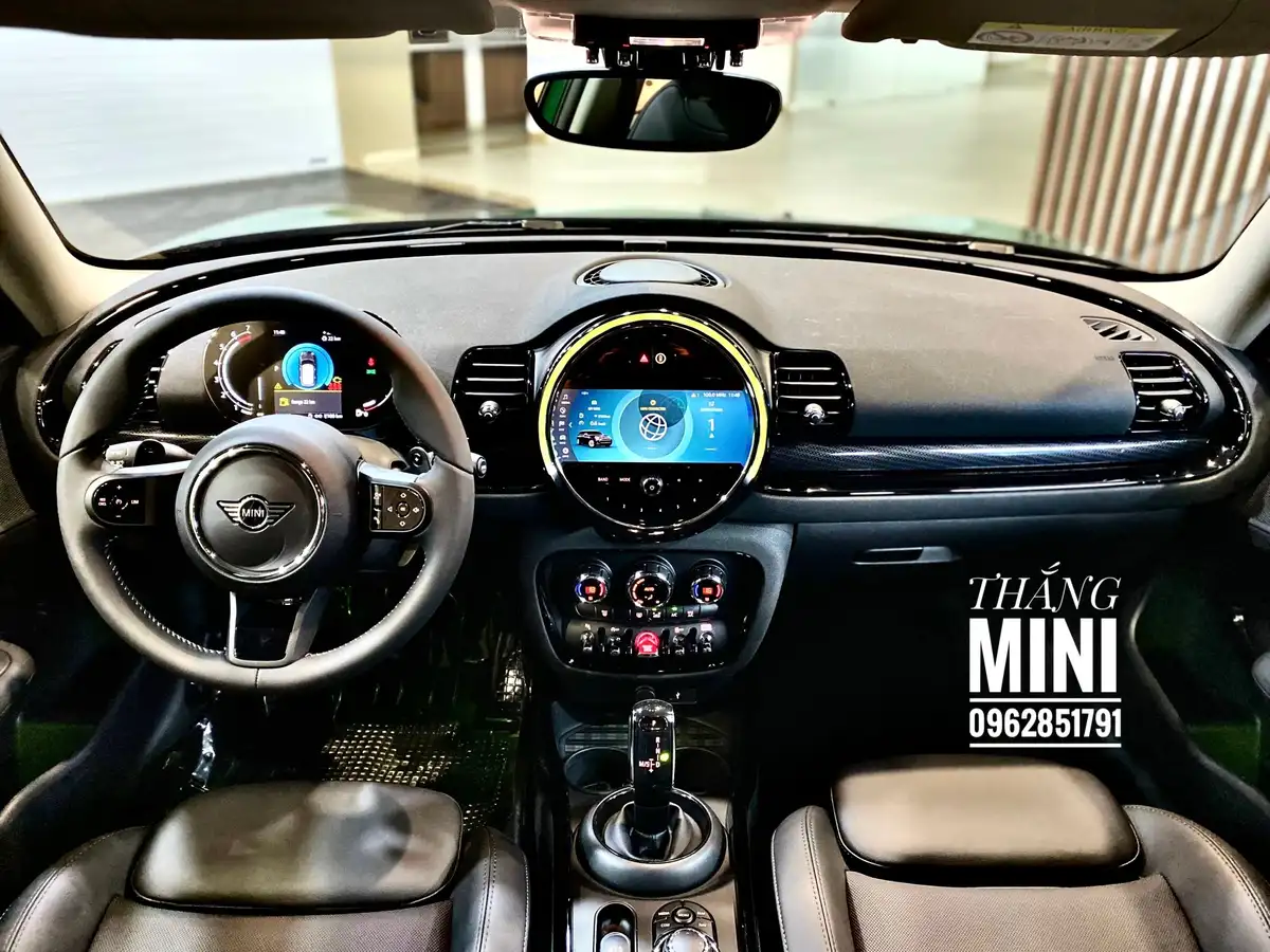 Nội thất một chiếc Mini Cooper đã qua sử dụng được chăm sóc tốt