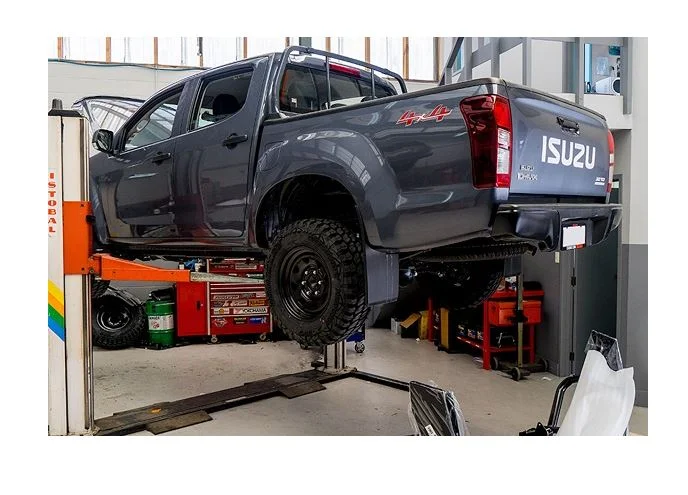 Một chiếc Isuzu D-Max 2016 đang được kiểm tra dưới mui xe trong xưởng bảo dưỡng