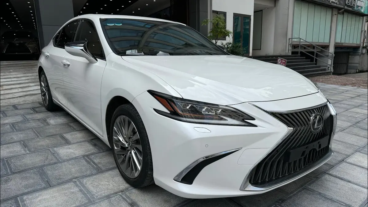 Kỹ thuật viên đang kiểm tra động cơ Lexus ES 250 tại trung tâm dịch vụ