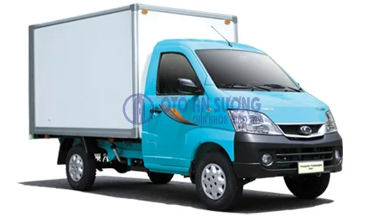 Hình ảnh một người đang kiểm tra động cơ xe tải cũ, minh họa cho việc kiểm tra xe trước khi mua.