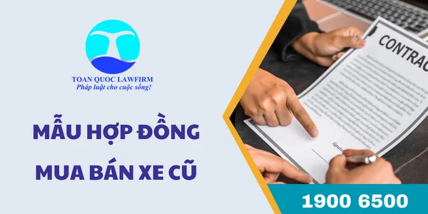 Hình ảnh hai người đang ký kết hợp đồng mua bán xe cũ trên bàn, với các giấy tờ pháp lý khác xung quanh, thể hiện quy trình sang tên đổi chủ.