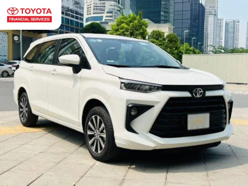 Kỹ thuật viên đang kiểm tra động cơ của một chiếc Toyota Avanza 2019 đã qua sử dụng