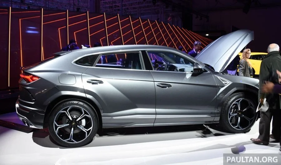 Hình ảnh so sánh Lamborghini Urus với Bentley Bentayga, Aston Martin DBX, Porsche Cayenne Turbo GT.