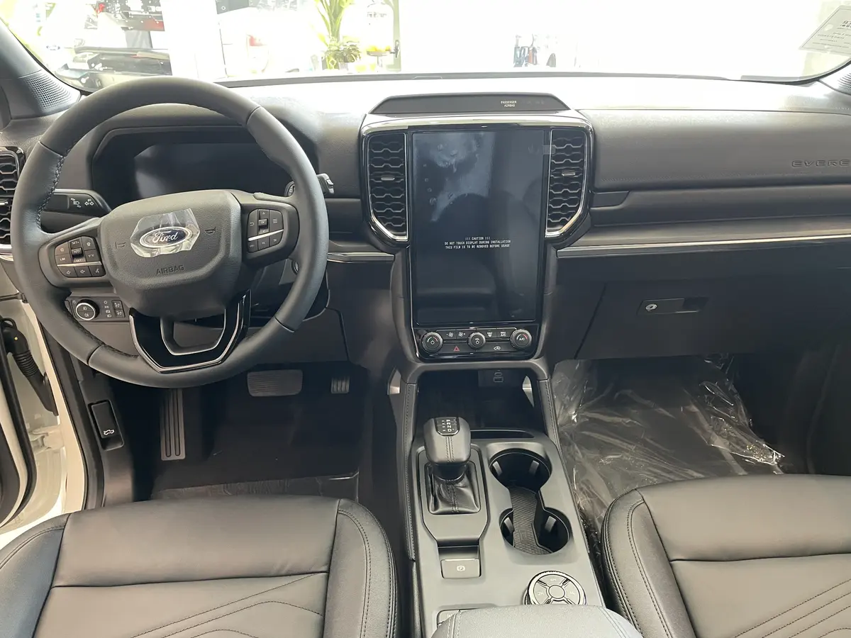 Bên trong nội thất Ford Everest 2022 Titanium 4X4, tập trung vào màn hình cảm ứng dọc 12 inch và cụm điều khiển trung tâm.