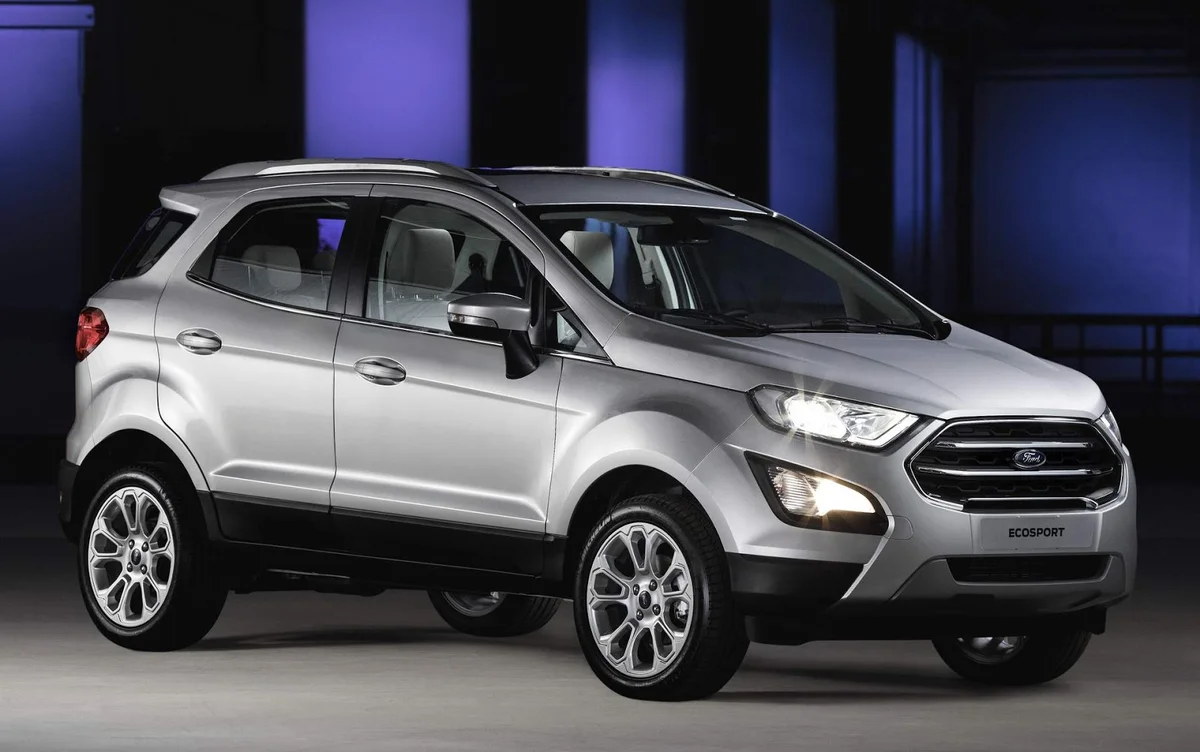 Ford EcoSport Titanium 2019 màu trắng đỗ trên đường phố