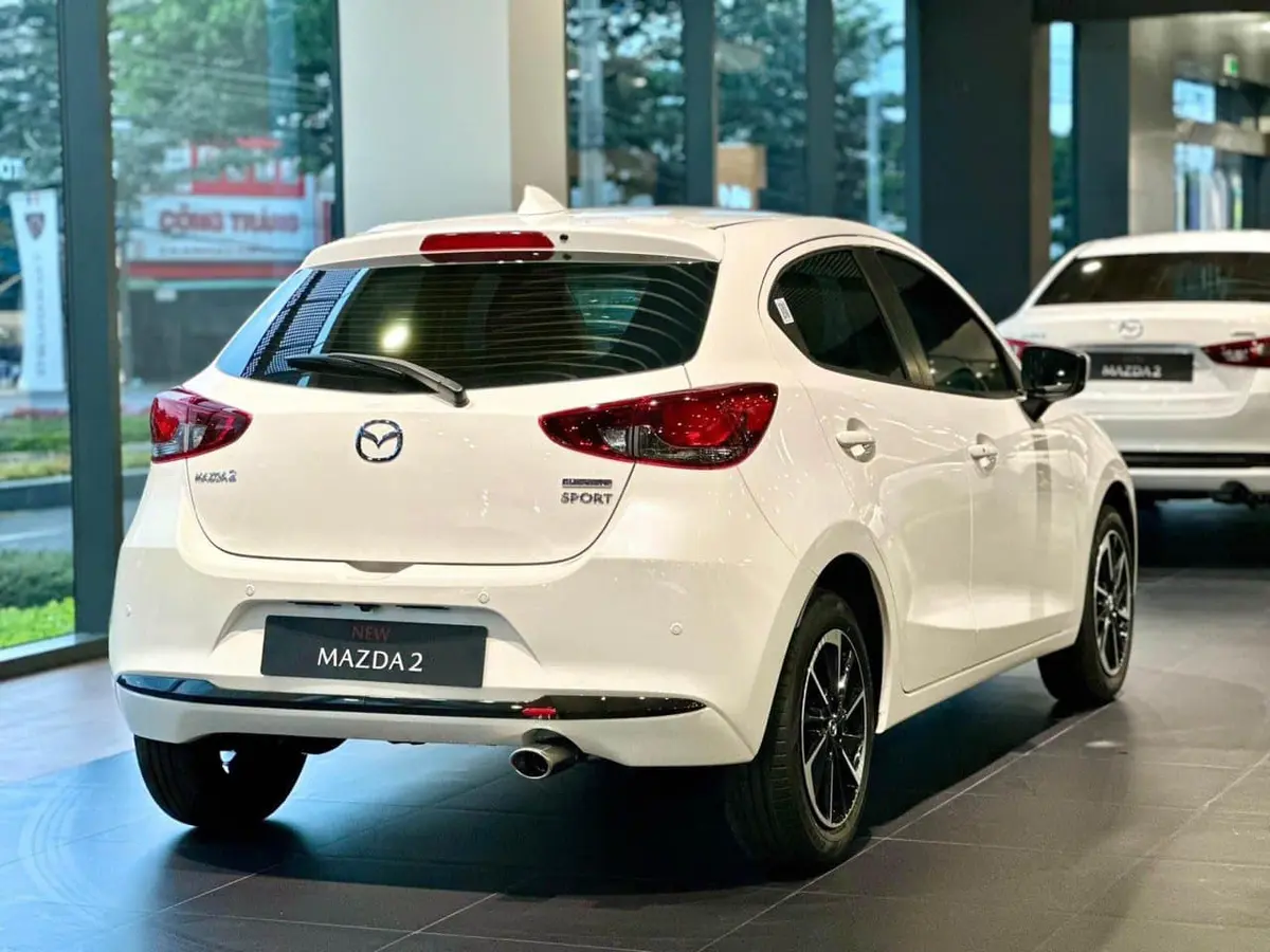 Hình ảnh Mazda 2 2024 màu trắng từ góc 3/4 phía trước
