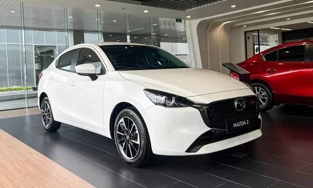 Hình ảnh Mazda 2 2024 màu trắng từ góc 3/4 phía trước