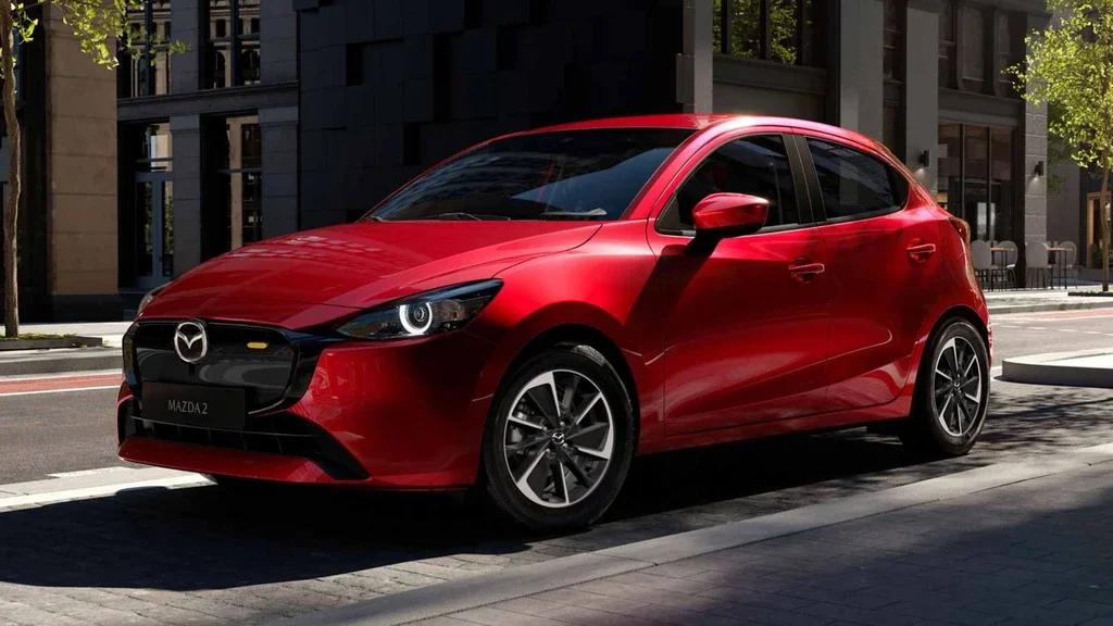 Hình ảnh Mazda 2 Hatchback 2024 màu đỏ, thể hiện triết lý KODO.