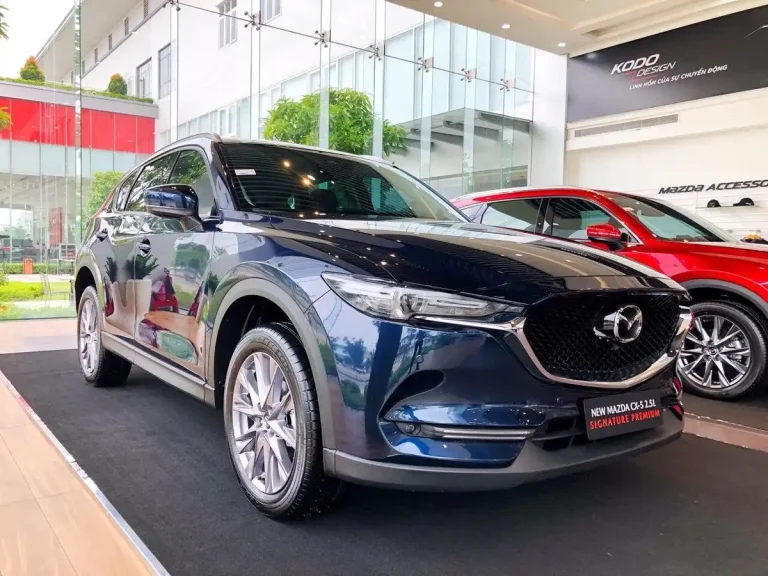 Hình ảnh Mazda CX-5 màu xanh đen (Deep Crystal Blue) trên đường, tôn lên vẻ đẹp độc đáo của màu sơn.