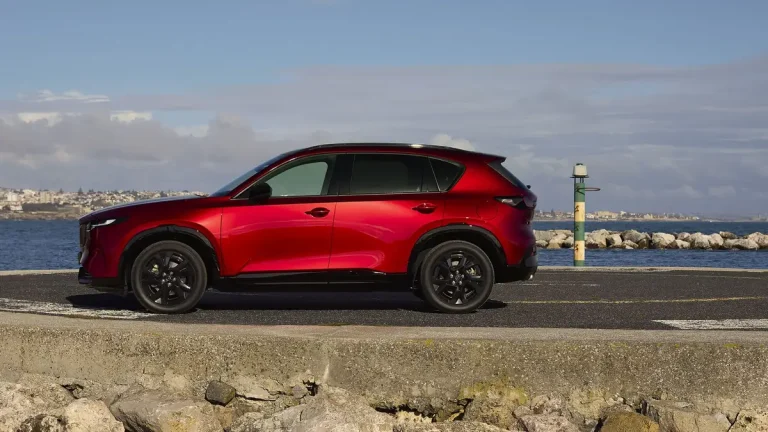 Hình ảnh so sánh các thế hệ Mazda CX-5 từ đời đầu đến phiên bản 2024.