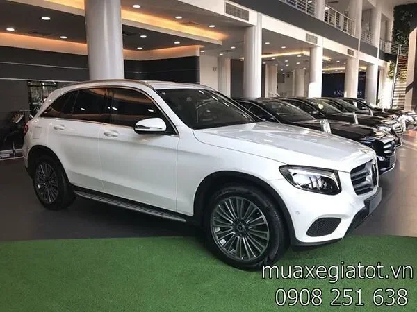 Hình ảnh Mercedes-Benz GLC 250 4MATIC màu đen trên đường phố
