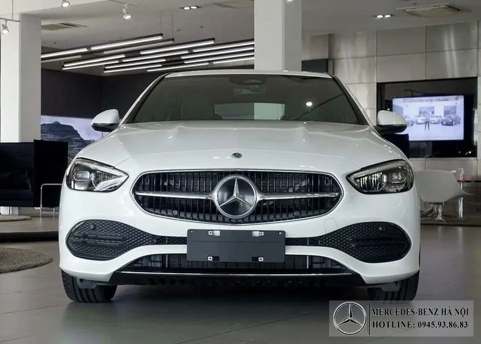 Hình ảnh so sánh Mercedes C200 W206 với các đối thủ cùng phân khúc như BMW 3 Series và Audi A4 trên đường phố, thể hiện sự đa dạng lựa chọn cho khách hàng.