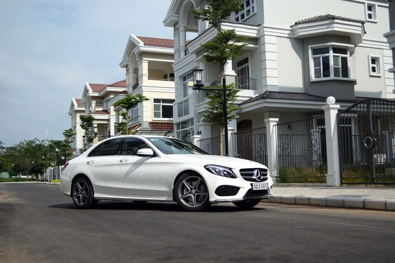 Hình ảnh tổng thể Mercedes C250 từ góc 3/4, thể hiện đường nét thiết kế.