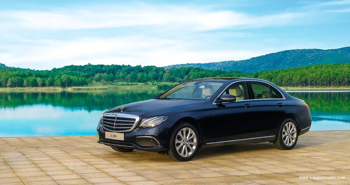 Mercedes E200 màu trắng đậu trước tòa nhà hiện đại tại Việt Nam