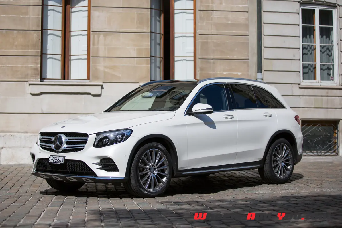 Hình ảnh xe Mercedes GLC 250 đang được kiểm tra trong gara