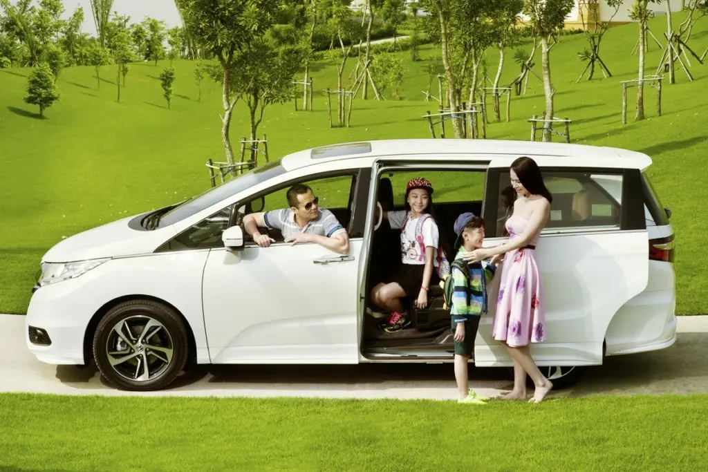 Gia đình đang tham khảo xe Toyota Vios, Corolla Cross tại đại lý.